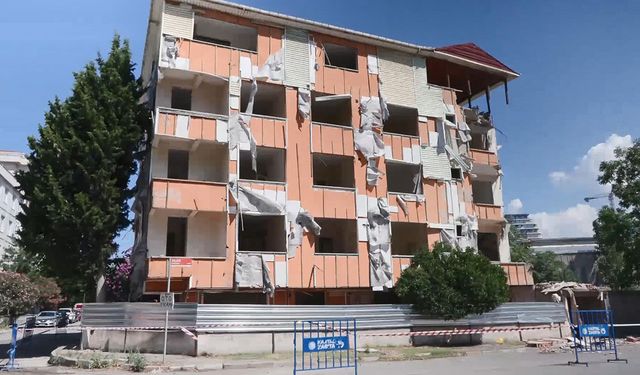 Kartal'da tahliye edilen binada korkutan çökme