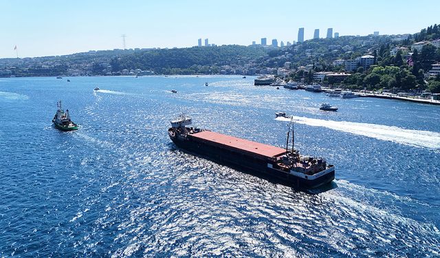 Karasu'da kurtarılan NINOVA, söküm için İstanbul Boğazı'nı geçti