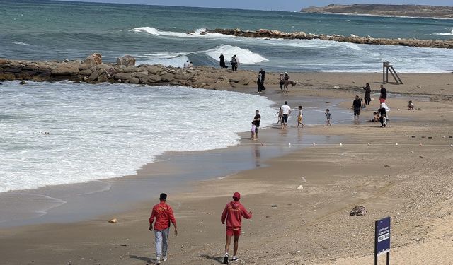 Karadeniz'de dev dalgalar alarmı: Cankurtaranlar seferber oldu