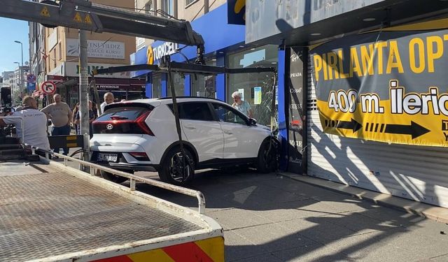 Gaziosmanpaşa'da cip iş yerine daldı