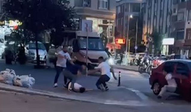 Gaziosmanpaşa'da sokak ortasında kavga kamerada