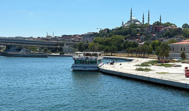 Haliç'te tur teknesi köprü ayağına çarptı: Bir personel hayatını kaybetti