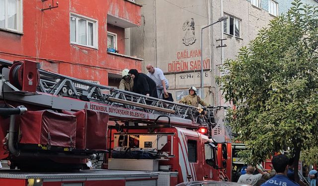 Kağıthane’de panik dolu sabah: Yangında mahsur kalanlar kurtarıldı