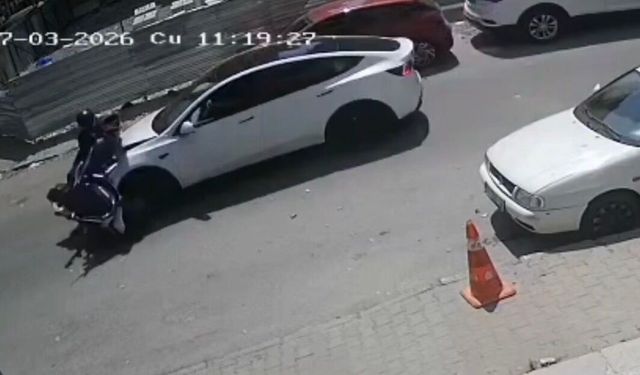 Motosiklet ile otomobilin kafa kafaya çarpıştı
