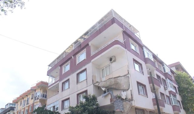 5 katlı binada dairenin balkonu çöktü