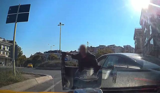 Yol vermeyince çılgına döndü: Trafik magandasının saldırısı kamerada