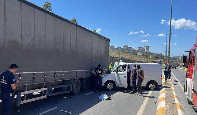 Sancaktepe’de tır dorsesine çarpan hafif ticari araç hurdaya döndü