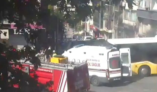 Fatih'te İETT otobüsü ambulansa çarptı
