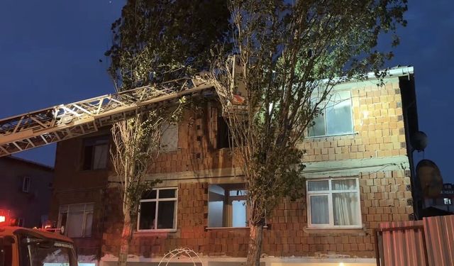 Fırtına nedeniyle dalları kırılan ağaç 2 katlı binaya yaslandı