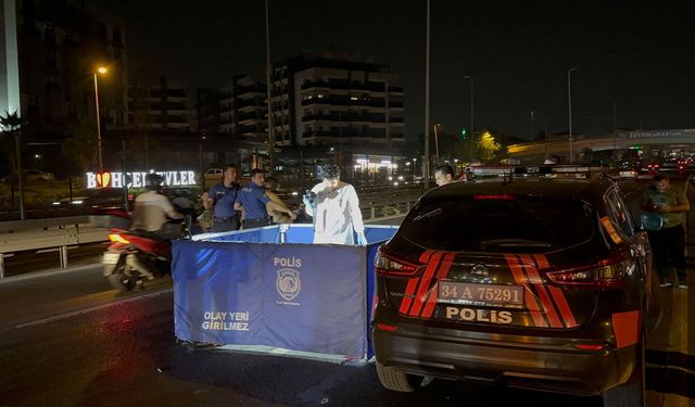 Bakırköy'de gece yarısı kaza: Yaya olay yerinde hayatını kaybetti