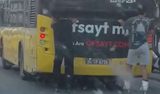Trafikte pes dedirten görüntü: Otobüse tutunarak yol aldılar