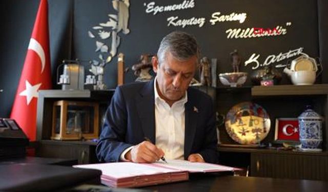 Özgür Özel, YENİ Parti'nin kuruluş evraklarını imzaladı