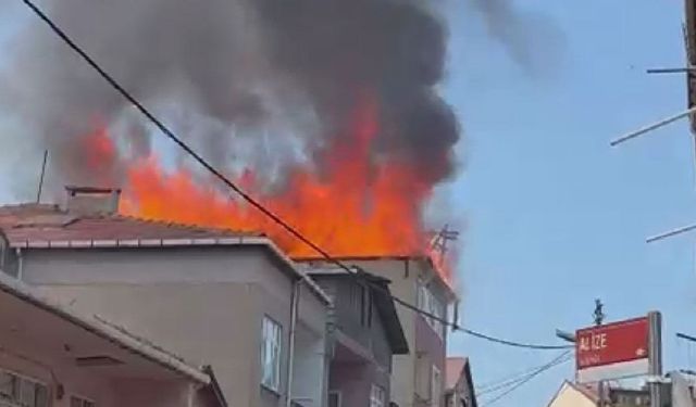 Pendik’te çatı yangını: Alevler binayı sardı