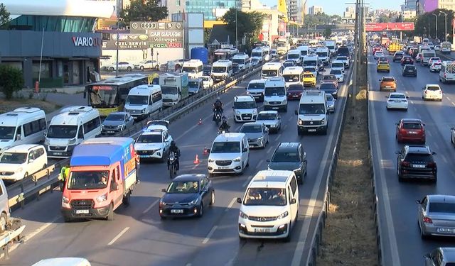Pendik'te kaza trafiği felç etti: D-100'de uzun araç kuyruğu