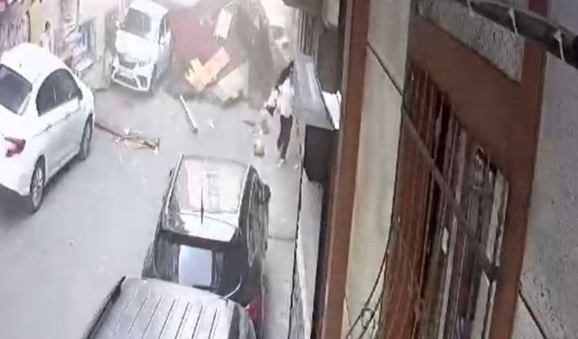 Şiddetli fırtınada çatı sokağa uçtu: Facianın eşiğinden dönüldü