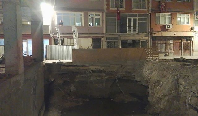 Silivri'de gece yarısı paniği! İnşaat temelinde toprak kayması