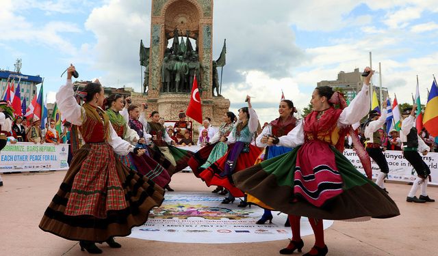 Taksim'de festival coşkusu: 62 ülkeden renkli gösteriler