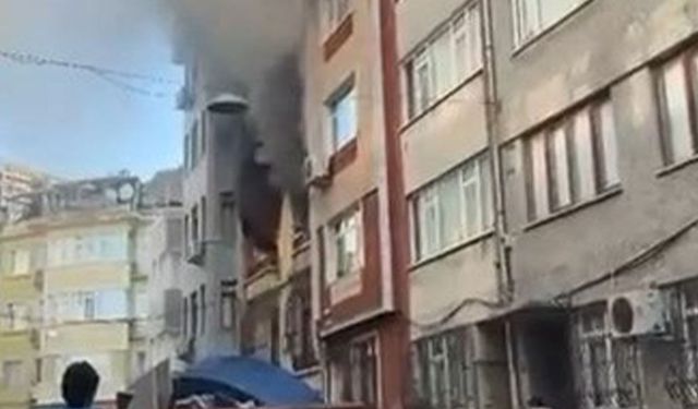 Fatih'te 3 katlı binadaki yangında mahsur kalan 4 kişi kurtarıldı