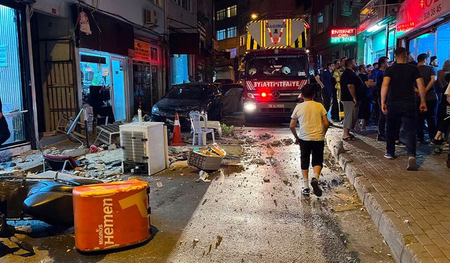 İstanbul’da faciaya ramak kala: Çatıdan düşen betonlar araçlara zarar verdi