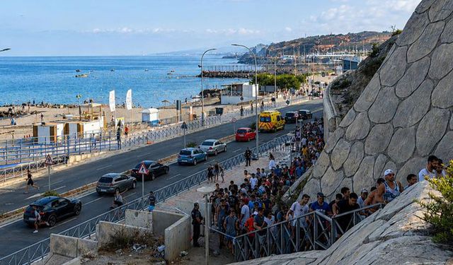 İspanya'dan düzensiz göçe deniz bariyeri