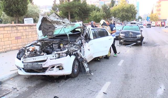 Kartal’da otomobil, park halindeki 3 araca çarptı: 2 yaralı
