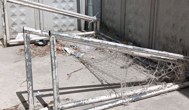 Arnavutköy’de okul bahçesinde korkunç olay: Çocuğun üzerine kale direği devrildi