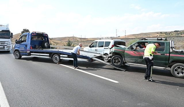 Kamyonet ile hafif ticari araç çarpıştı: 5 yaralı