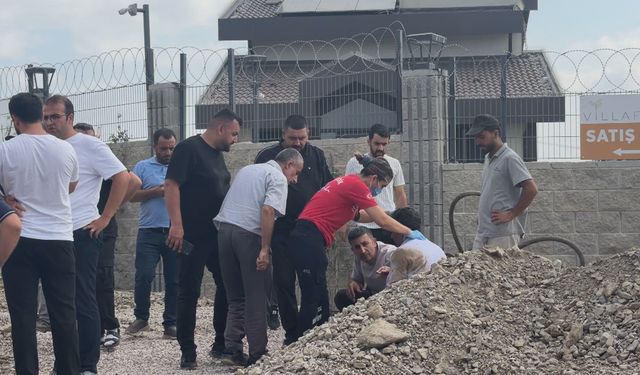 Kanalizasyon kazısı sırasında toprak altında kalan işçi kurtarıldı