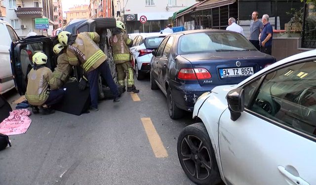 Park halindeki araçlara çarparak devrilen otomobilin sürücüsü yaralandı