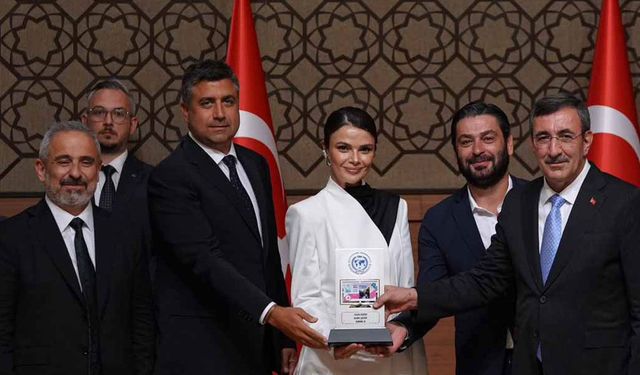 ‘Uzak Şehir’e büyük ödül: Yılın dizisi seçildi