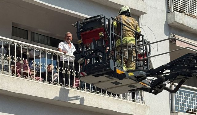 Avcılar’da elektrik panosu yangını! 5 kişi balkonda mahsur kaldı