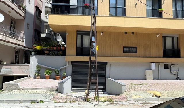 Garajın kapısında elektrik direği engeli: 2 yıldır çözüm bekliyor