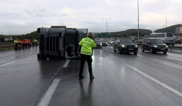 Pendik’te balık yüklü TIR devrildi: TEM’de trafik yoğunluğu oluştu