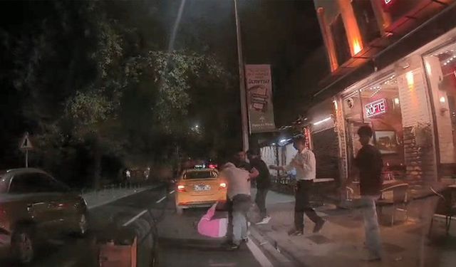 Fatih’te taksi ücretini beğenmeyen şoför yolcuları darbetti