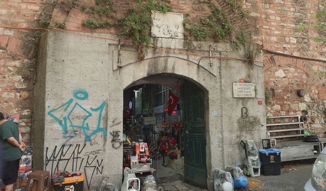 Tarihi Galata Bedesteni’nin duvarları grafitilerle kaplandı