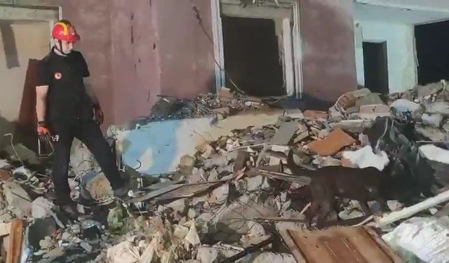 Küçükçekmece'de yıkım sırasında binanın bir bölümü çöktü