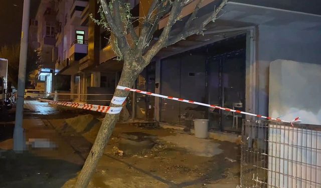 Kaldırımda yürürken elektrik akımına kapıldılar