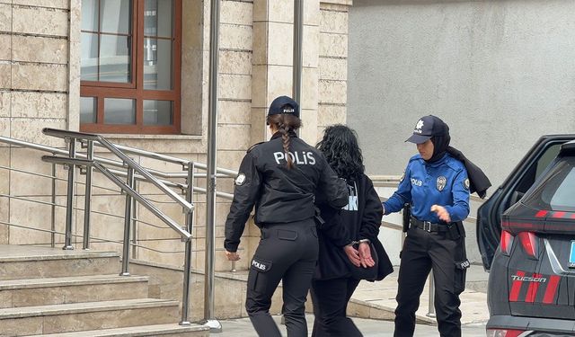 Annesiyle tartıştı, öfkesini İETT durağından çıkardı