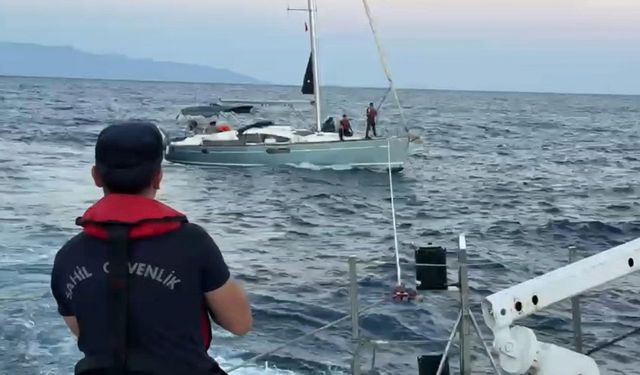 Sürüklenen yelkenli tekneyi, Sahil Güvenlik marinaya yanaştırdı