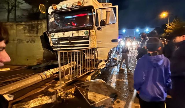 Arnavutköy'de seyir halindeki TIR, otobüs durağına daldı