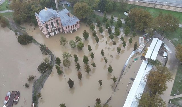 İstanbul’da dere taştı, tarihi cami sular altında kaldı