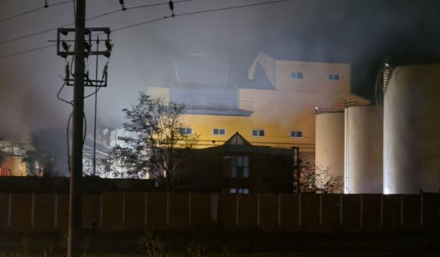 Yağ fabrikasındaki yangın 8,5 saatte kontrol altına alındı