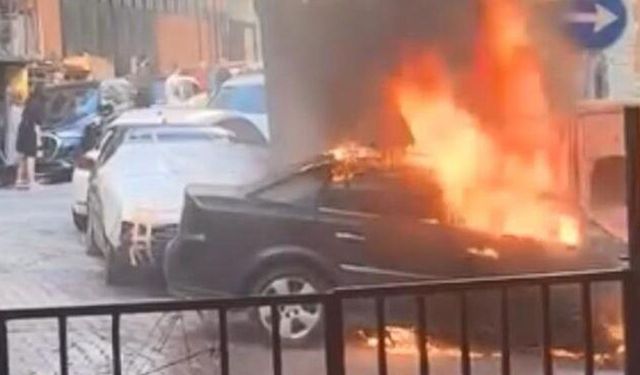Kağıthane’de park halindeki otomobil alev alev yandı