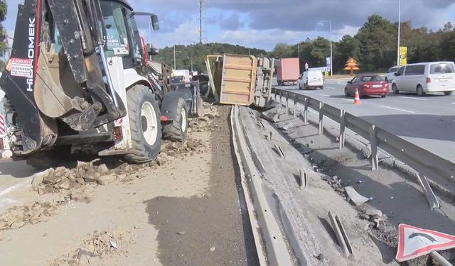 Arnavutköy’de hafriyat kamyonu devrildi, molozlar 2 otomobile zarar verdi
