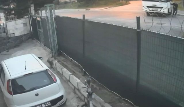 Arnavutköy’de freni tutmayan midibüs evin bahçesine girdi