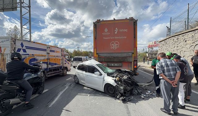 Arnavutköy’de iki kamyonun arasında kalan otomobil hurdaya döndü