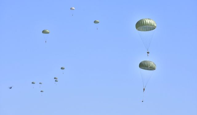 Mehmetçik'ten temel paraşüt kursu eğitimi