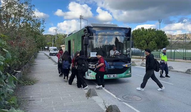 Arnavutköy'de öğrencilerin okul yolculuğuna ücretsiz elektrikli araç desteği
