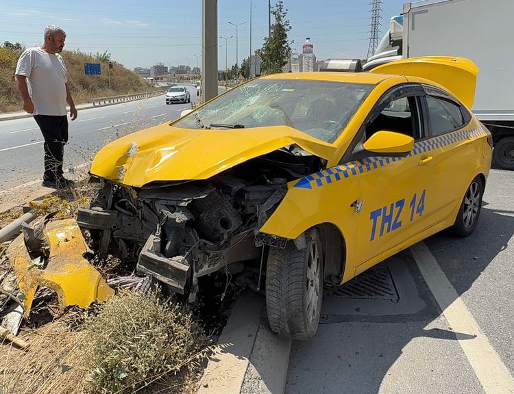 Başakşehir'de kontrolden çıkan taksi refüje çıktı: 1 yaralı