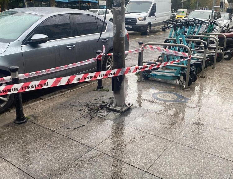 Bağdat Caddesi'nde yılbaşı ışık süslemeleri alev aldı
